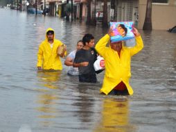 Un paquete con material electoral se dañó en su totalidad a causa del agua. EFE  /