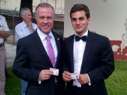 Óscar Benavides Reyes (izq), presidente de la Coparmex Jalisco y su hijo Daniel, acudieron a la casilla 803 en la colonia Verde Valle.  /