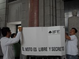 Funcionarios de casilla instalan las urnas para la jornada electoral 2012 en Monterrey. NOTIMEX  /