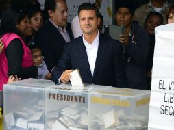 Enrique Peña Nieto emitió su voto antes del mediodía. AFP  /