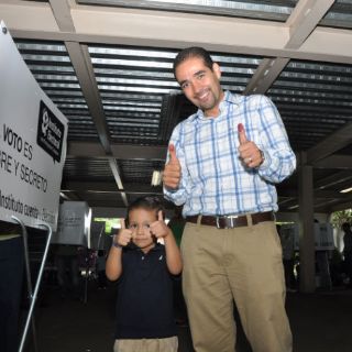Sergio Silva emite su voto en Tlaquepaque