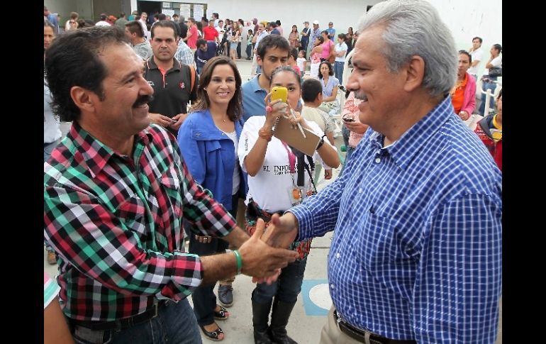 Casillas, candidato a senador (izq), coincidió con el aspirante a la alcaldía de Guadalajara, Alberto Cárdenas (der) en la casilla.  /