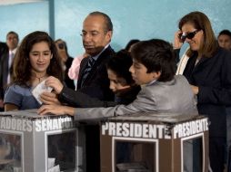 Felipe Calderón y Margarita Zavala acudieron a la casilla con sus tres hijos.  AFP  /