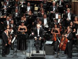 Juan Carlos Lomónaco fue el director huesped de la Orquesta durante el tributo a Moncayo. NOTIMEX  /