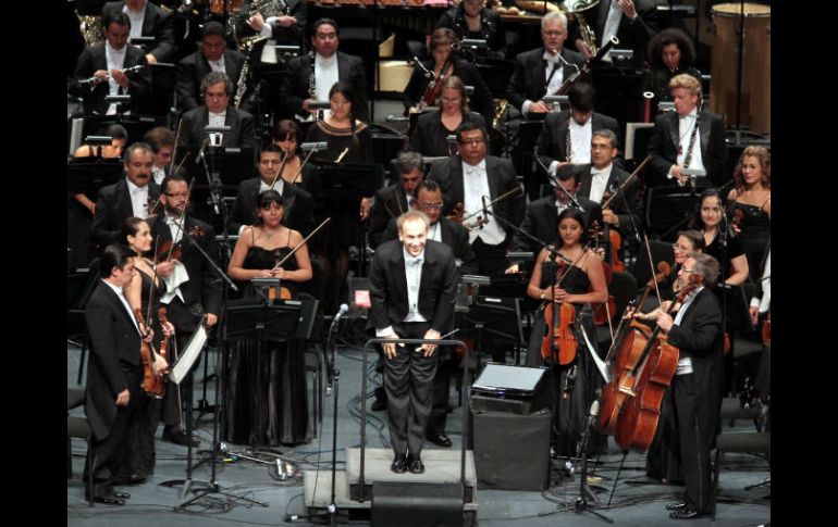 Juan Carlos Lomónaco fue el director huesped de la Orquesta durante el tributo a Moncayo. NOTIMEX  /