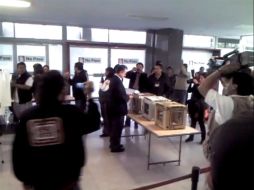 Momento en el que el presidente nacional del PRI, Pedro Joaquín Coldwell, emite su voto. ESPECIAL  /