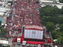 En el Palacio de Miraflores,miles de simpatizantes de Hugo Chávez se concentraron en su apoyo. EFE  /