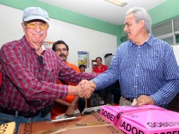 En el centro de votación al que acudió temprano saludó a algunos de los presentes.  /