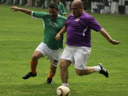 Alfaro, luego de votar, jugó un partido de futbol en un club deportivo que se encuentra sobre la Avenida Mariano Otero.  /