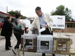 El senador José González Morfín  al momento de emitir su voto este 1 de julio. NOTIMEX  /