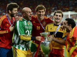 Gerard Piqué, Pepe Reina, Fernando Llorente, Iker Casillas y Xavi (de i a d), presumen la tercer Eurocopa española de la historia. AFP  /