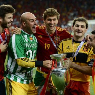 Iker Casillas y Xavi hacen historia con España