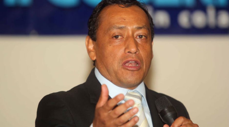 El aspirante al Senado acudió a ejercer el sufragio ante un punto electoral lleno, considera las elecciones muy cerradas. ARCHIVO  /