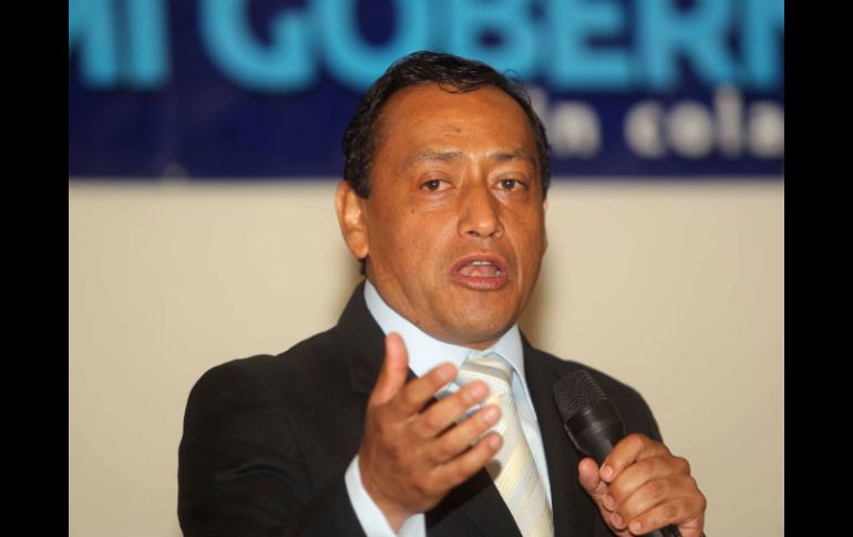 El aspirante al Senado acudió a ejercer el sufragio ante un punto electoral lleno, considera las elecciones muy cerradas. ARCHIVO  /