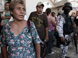 Un miembro de la Armada de México vigila un colegio electoral durante las elecciones en Veracruz. AFP  /