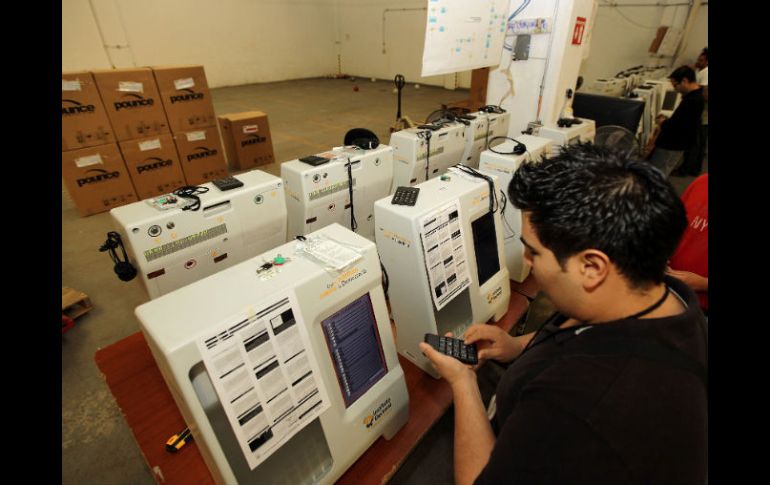 Según los datos preliminares fueron 12 y no 8 las urnas electrónicas que no funcionaron, declara el PAN. ARCHIVO  /