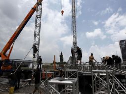 Tramoyistas preparan desde temprano el escenario donde los candidatos de la institución se presentarán.  /