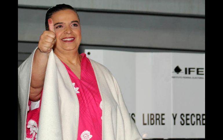 La candidata del PRI-PVEM a la jefatura de Gobierno, Beatriz Paredes, emite su voto la mañana de este domingo 1 de julio. EL UNIVERSAL  /