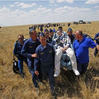 Regresan a la Tierra tres astronautas de nave rusa Soyuz