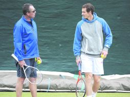 Andy Murray (der.) charla con su instructor, Ivan Lendl, durante el día de práctica. EFE  /