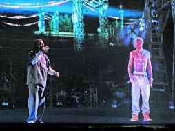 De manera virtual Tupac Shakur (derecha) acompañó a Snoop Dogg en la sesión de hip hop en el Coachella más reciente. ESPECIAL  /