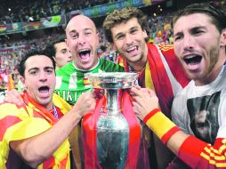 Xavi Hernández, Pepe Reina, Fernando Llorente y Sergio Ramos posan con la Copa de Europa, una más en sus vitrinas. AFP  /
