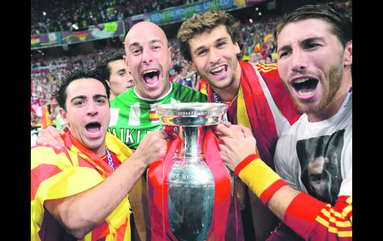 Xavi Hernández, Pepe Reina, Fernando Llorente y Sergio Ramos posan con la Copa de Europa, una más en sus vitrinas. AFP  /