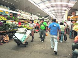 Pasillo del Mercado Abastos, uno de los centros de comercio que son viables con su actual modelo.  /