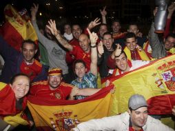 Centenares de miles de españoles salieron de sus casas para celebrar un nuevo título futbolístico. EFE  /