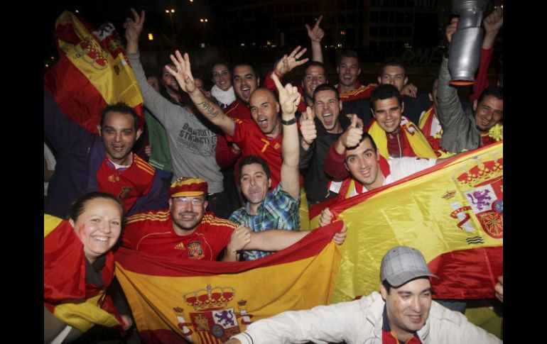 Centenares de miles de españoles salieron de sus casas para celebrar un nuevo título futbolístico. EFE  /