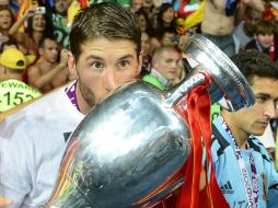 El jugador de España Sergio Ramos besa el trofeo de la Eurocopa 2012. ARCHIVO  /