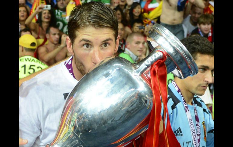 El jugador de España Sergio Ramos besa el trofeo de la Eurocopa 2012. ARCHIVO  /