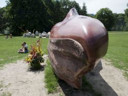 Turistas toman el sol junto a la ''Piedra Kueka'' en el parque Tiergarten en Berlín. EFE  /