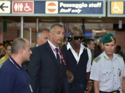 Mario Balotelli (c) seleccionado italiano, a su llegada a Roma, en el aeropuerto Fumiciono. AFP  /