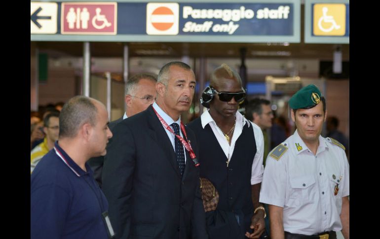 Mario Balotelli (c) seleccionado italiano, a su llegada a Roma, en el aeropuerto Fumiciono. AFP  /