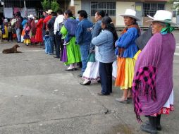 Indígenas de la zona de Amealco, en Querétaro, esperan para emitir su voto en la jornada electoral de ayer. EFE  /