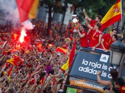 Los jugadores pasearon el trofeo por las calles de Madrir en un recorrido abarrotado de aficionados. AP  /