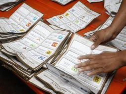 Francisco Guerrero dice que este lunes el IFE subirá las imágenes en PDF de los conteos de las más de 143 mil casillas instaladas. EFE  /