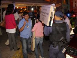 Funcionarios de casilla entregando resultados de la elección en Veracruz. Elementos de seguridad pública auxilian en la labor. NTX  /