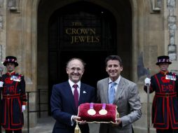 El presidente del LOCOG, Sebastian Coe (d), entrega dos medallas Olímpicas al presidente de  Rio Tinto, Jan du Plessis. EFE  /