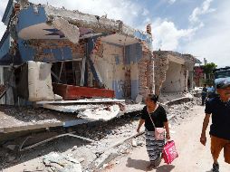 En las calles se ve a cientos de damnificados que han sacado de entre los escombros.