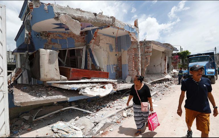 En las calles se ve a cientos de damnificados que han sacado de entre los escombros.