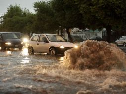 En la imagen. Avenida Guadalupe y Patria sufrieron inundaciones y destape de alcantarillas.  /