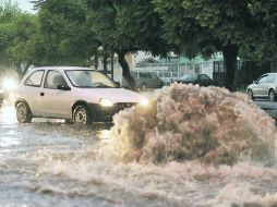 Ayer hubo chaparrones por la mañana y al anochecer en la zona metropolitana. El resultado: varias decenas de accidentes e inundaciones  /