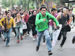 No había acabado el conteo preliminar, cuando los jóvenes ya estaban en las calles con consignas contra el PRI y Enrique Peña Nieto.NTX  /
