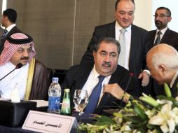 Mohamed Al-Attiyah (i), charla con Hoshyar Zebar (c), y el secretario general de la Liga Árabe, Nabil Alarabi. EFE  /