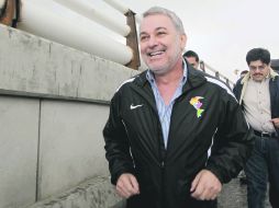 El gobernador Emilio González, durante la supervisión de la obra del Nodo Vial Juan Pablo II, en el cruce con Avenida Circunvalación.  /