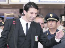 El portero italiano Gianluigi Buffon saluda a los aficionados que dieron la bienvenida al equipo en el aeropuerto. AP  /
