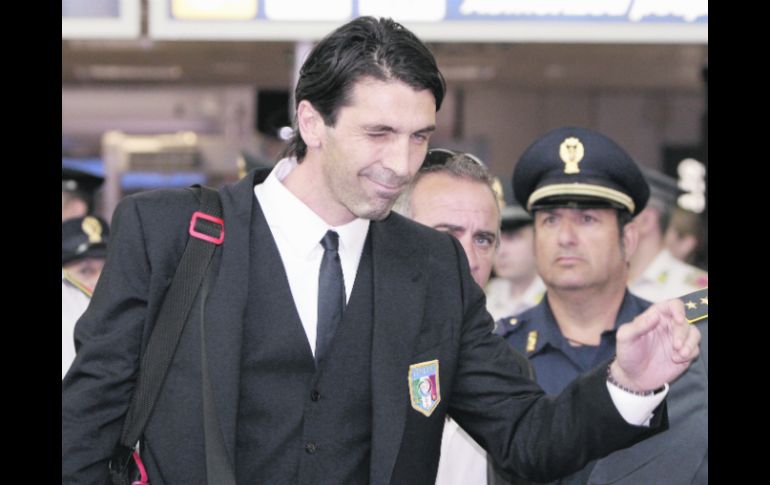 El portero italiano Gianluigi Buffon saluda a los aficionados que dieron la bienvenida al equipo en el aeropuerto. AP  /