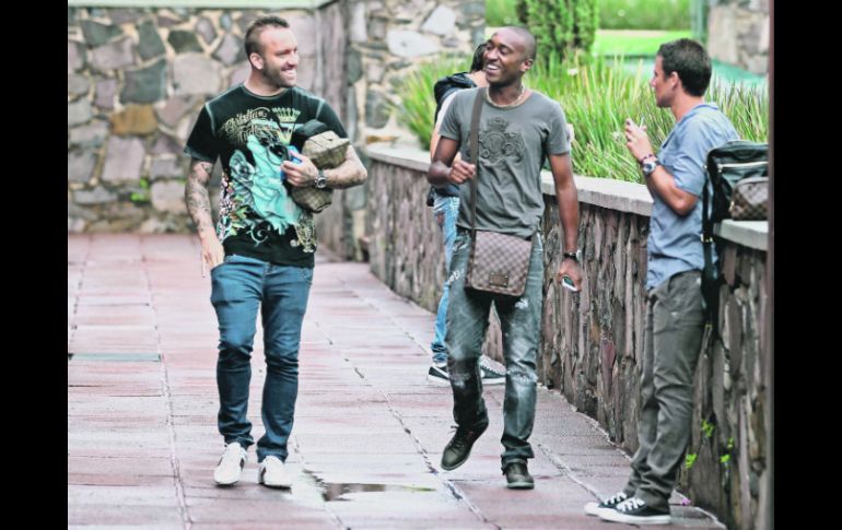 Vuoso (i) sufre un esguince grado dos. En la imagen, el delantero argentino bromea con el volante Luis Bolaños (c) y Lucas Ayala.  /